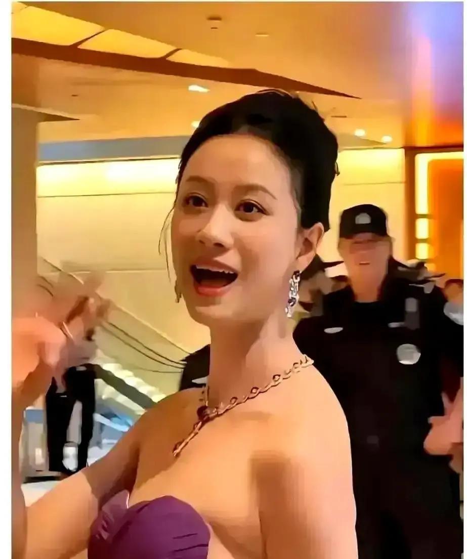 礼服勒出淤青那天，她决定掀桌子
 
倪虹洁把被欧美礼服勒紫的腰拍照发给品牌，对方