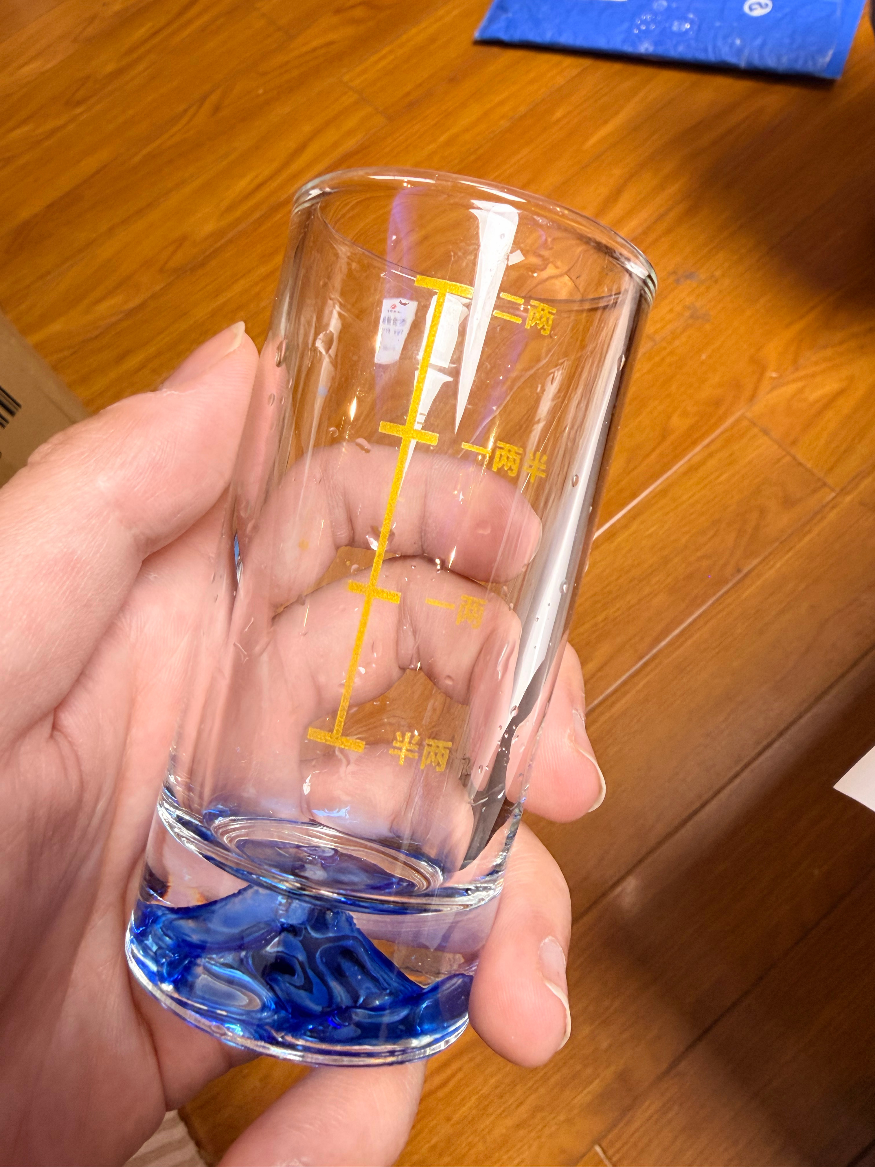 哥新买了一对酒杯，上面标着“半两、一两、一两半、二两”，刚喝了一两小酒，咦嘿，还