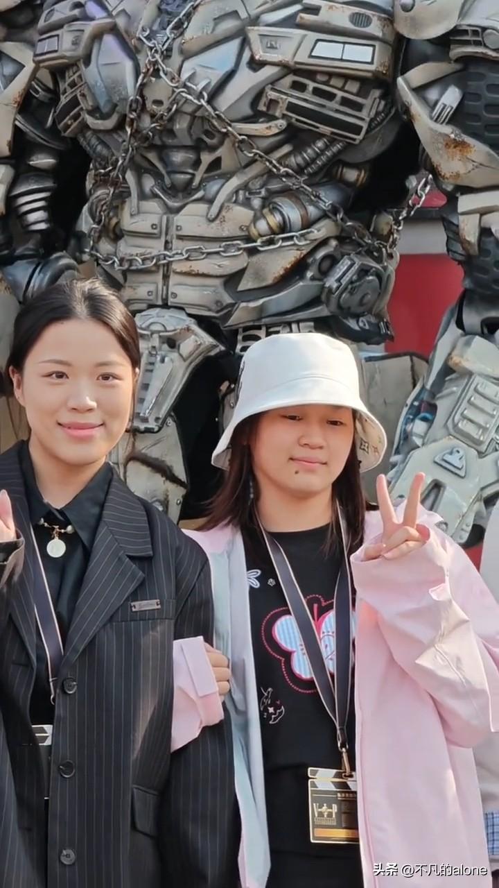 3月29日，全红婵和杨倩到北京环球影城游玩，两姐妹的关系真好呀。
婵宝身披粉色外