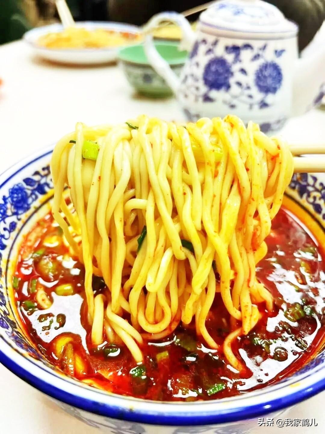 我先干为敬！😋
吃牛肉面要“肉蛋双飞”
加一碟牛腱子，再来个卤蛋，
辣子一定要