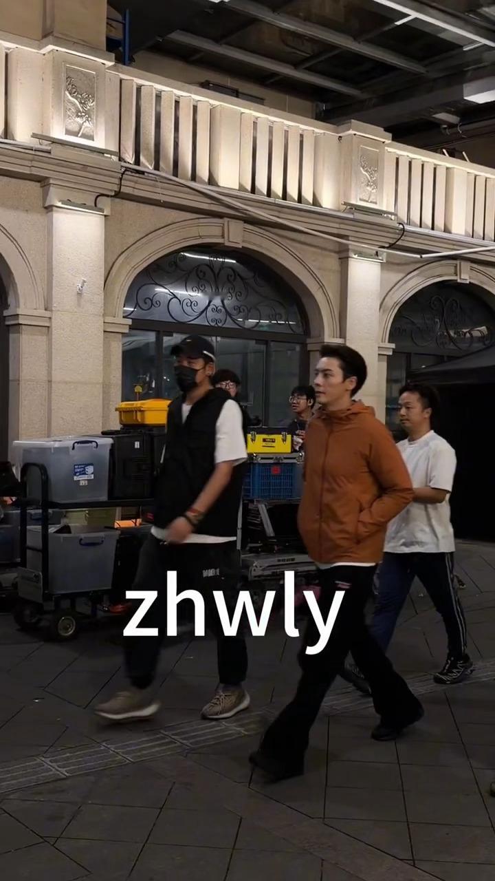 陈伟霆去李现剧组探班了！！（两人之前合作过《南方有乔木》）陈伟霆去李现剧组探班