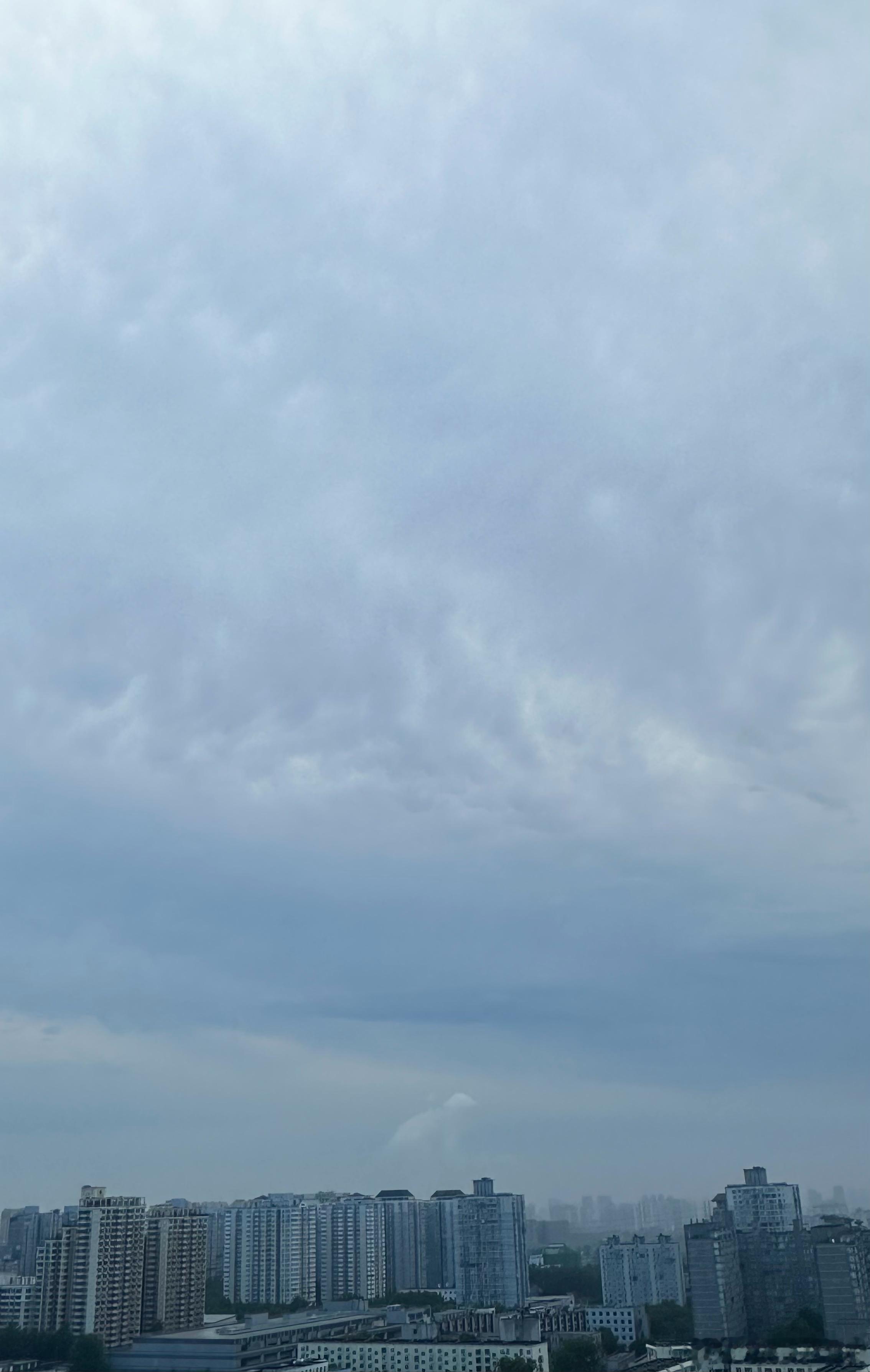 6:01 夏云浮空结，暑雨逐风来。与火星第一猫一起早起看日出
