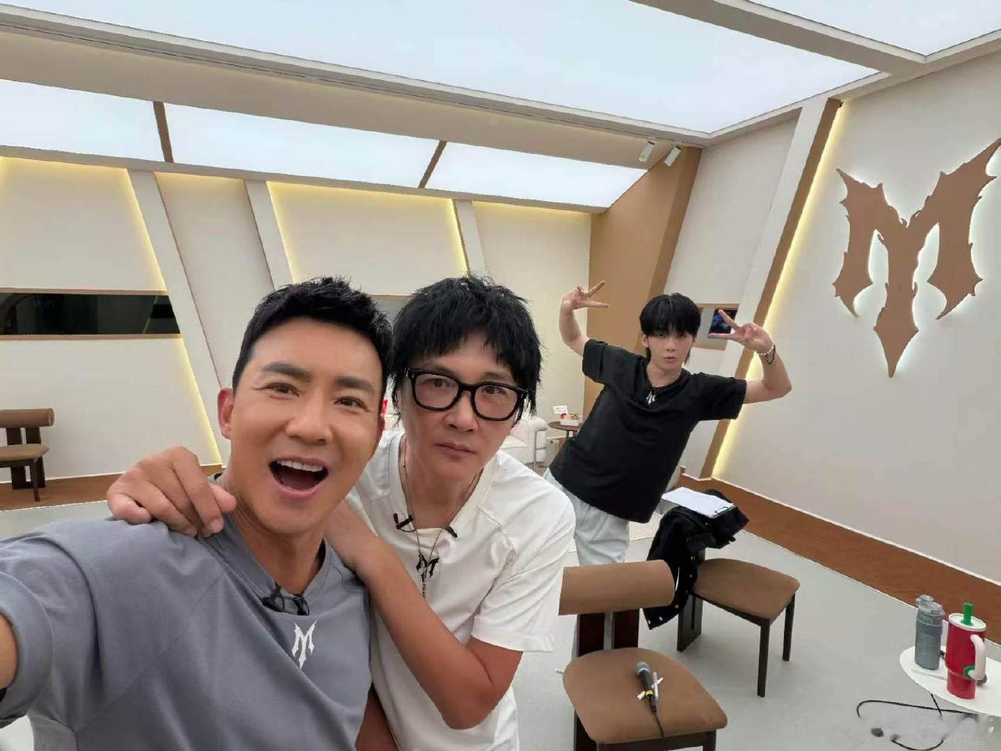 孙楠刘畊宏王赫野今日排练结束孙楠刘畊宏王赫野排练到11点 孙楠刘畊宏王赫野排练到