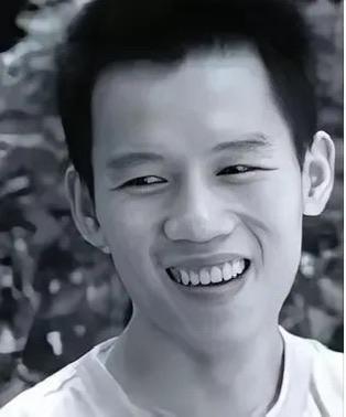 2003年的珠海，一名23岁保安冒死救下正被3名歹徒侵犯的女教师，谁知两年后，他