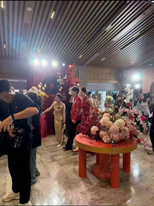 许嵩冯禧官宣结婚！草原婚纱照曝光，四年低调恋情圆满落幕