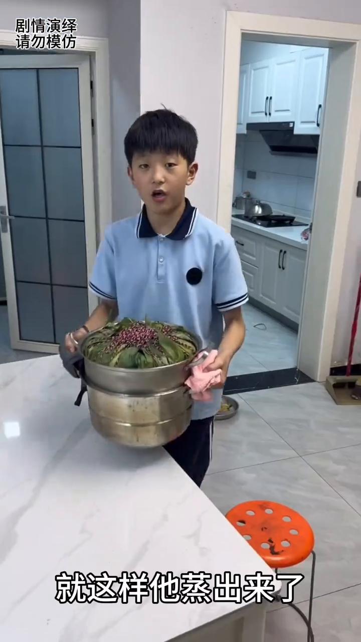 端午节男孩在家做大粽子，这一幕真的太有才了。
端午节就要到了，男孩为了做一个大粽