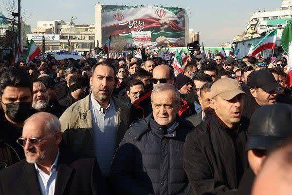 新闻快讯——伊朗首都德黑兰12日举行大规模亲政府集会，数万名民众手持国旗走上街头