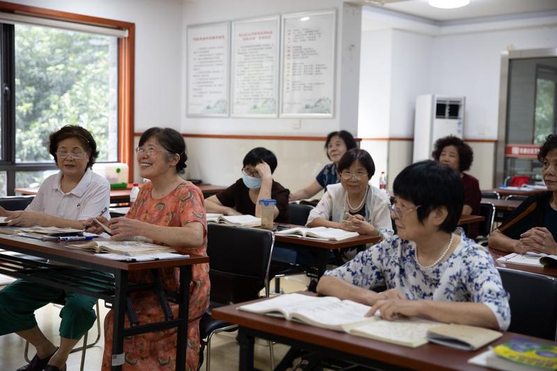 老年大学的‘反者道动’：学霸奶奶故意考倒数治愈焦虑
清华退休教授报名老年大学，刻
