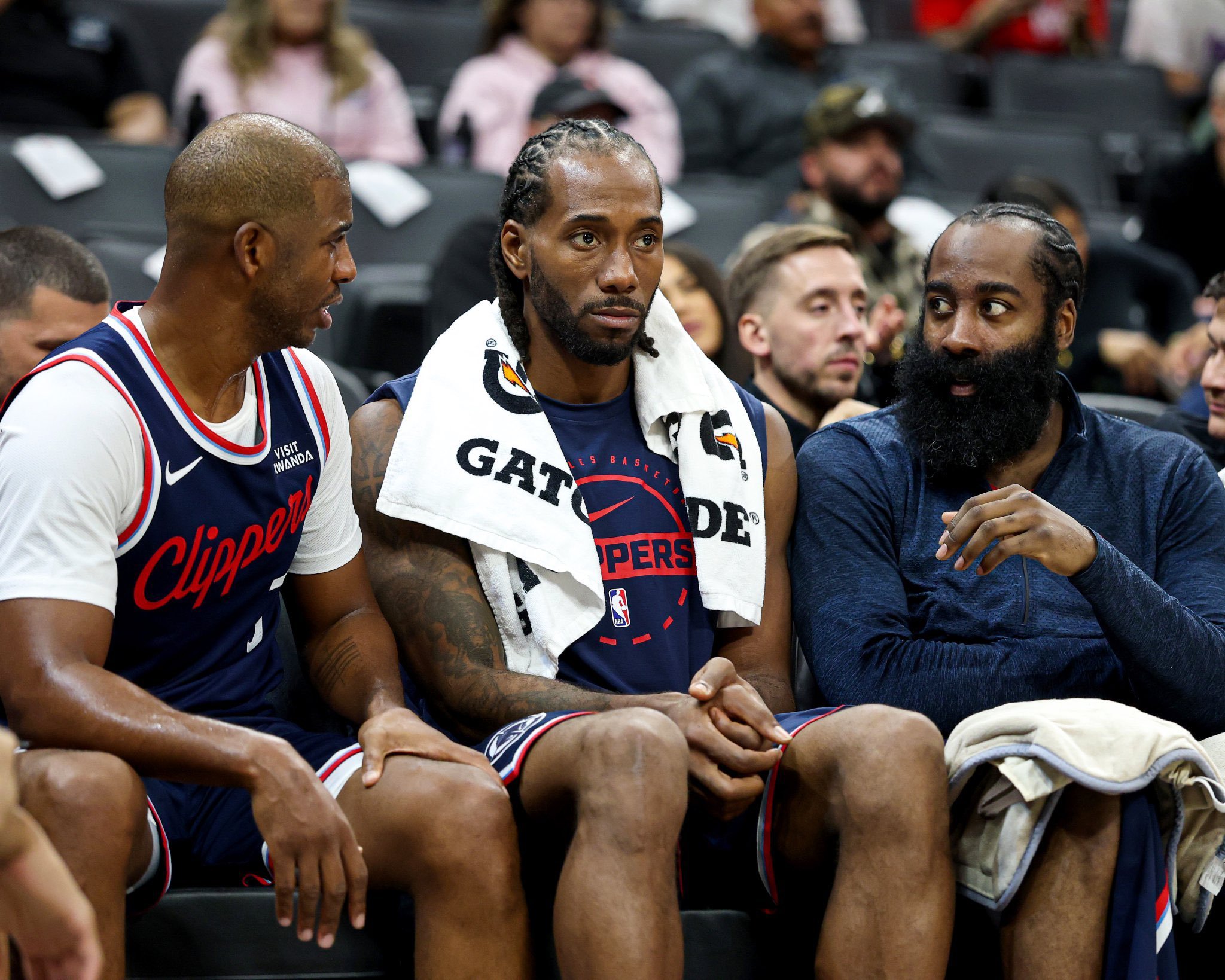 快船回到主场，哈登带病打了超过40分钟，小卡伤缺、保罗和博格丹没让上，结果他们还