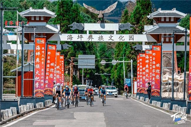 屋脊之上竞速角逐 环贵州国际公路自行车赛上演“皇后赛段”较量
