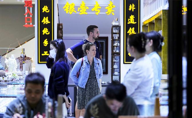 空箱子来，满箱子归！中国凭啥火成全球购物圣地？
今天俄媒《今日中国》刊登了一篇有