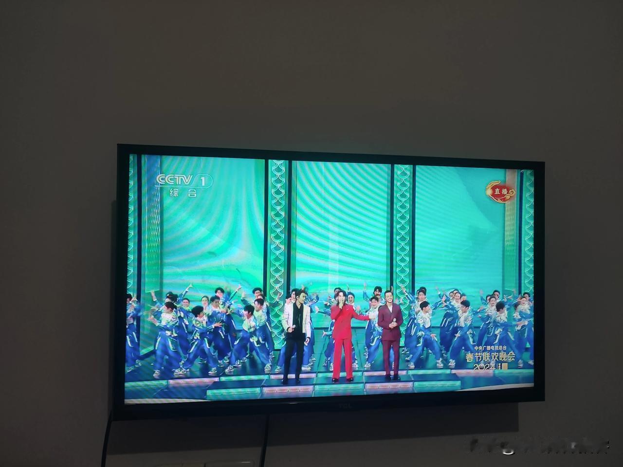春晚王凯、陈伟霆、朱一龙联手带来了一首激昂励志的歌曲《嘿 少年》。这首歌以其深刻