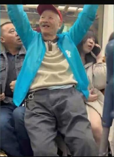 明明有座却不坐，非要坐小姑娘大腿上，这样的老人难怪众人纷纷指责！

据媒体报道，