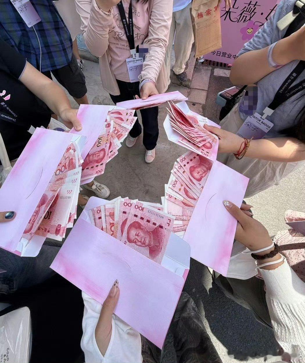 黄子韬伴手礼每人1000黄子韬给粉丝发千元红包豪爽举动引发网友热议，黄子韬贴心为