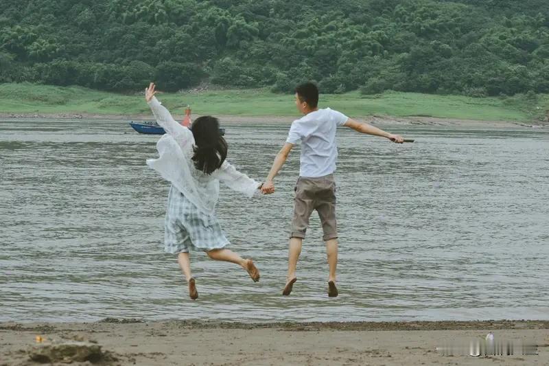 当代军人的爱情故事，真的太好哭了！像陆军第75集团军某旅评选“最美军嫂”，里面的