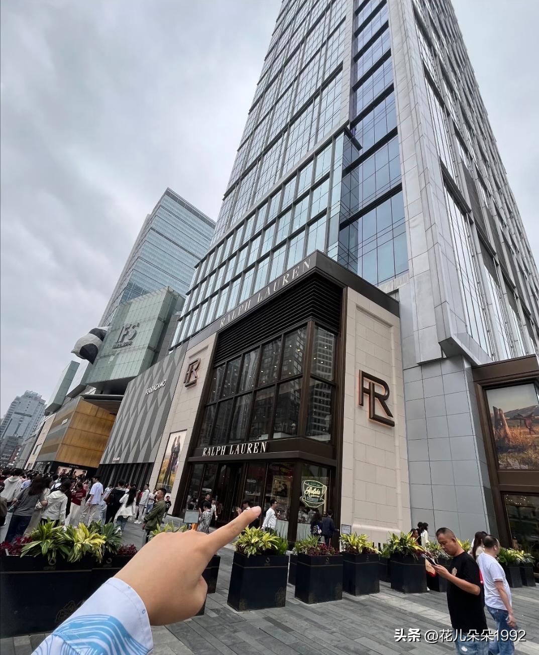 成都咖啡赛道最近很热闹。
拉夫劳伦咖啡，lv联名快闪咖啡，coach快闪咖啡！！
