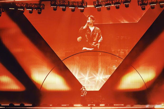 胡夏广州演唱会 舞台上的每个装置都在为歌曲服务，粤语限定曲登场时，灯光、舞美会如