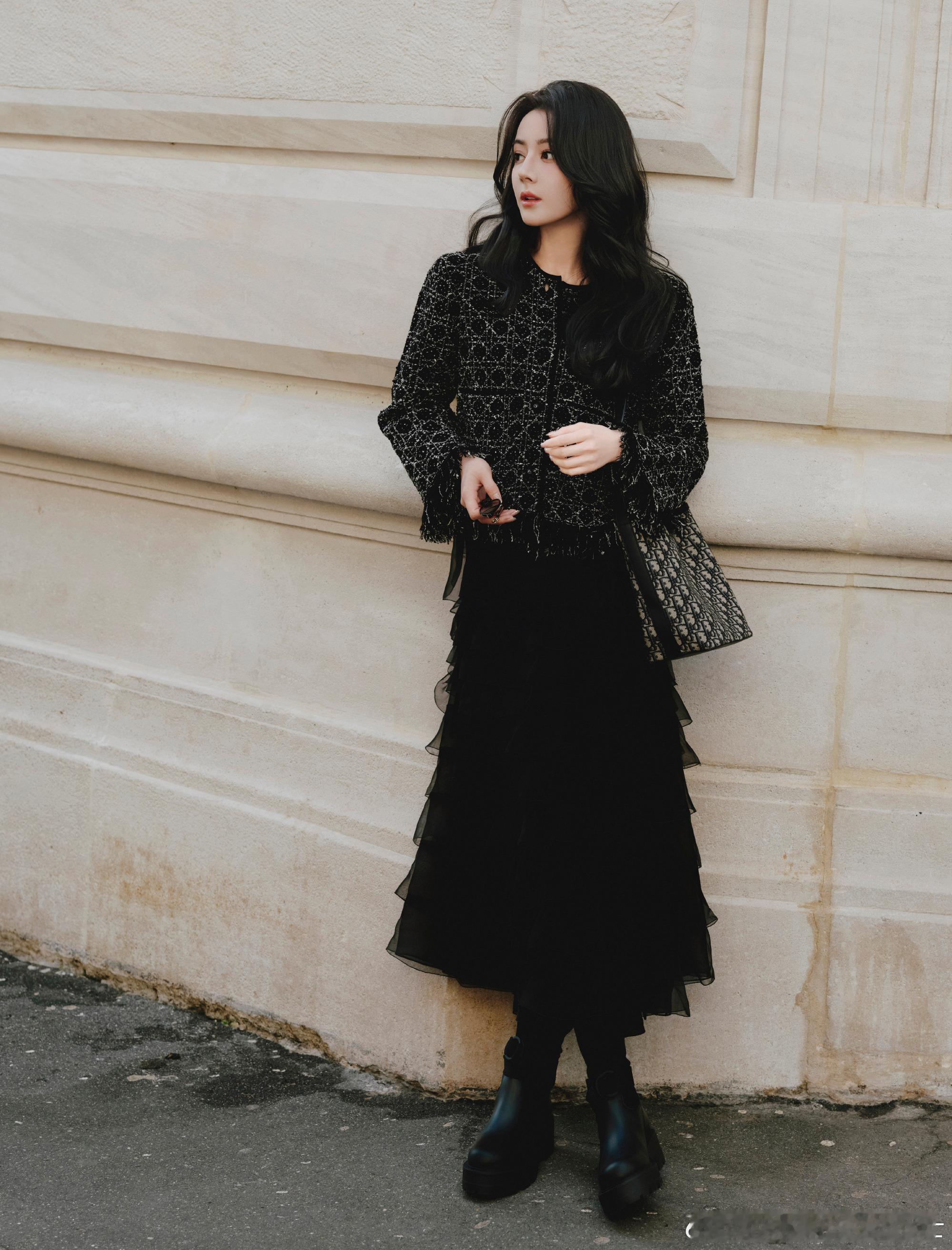 曝女明星不想在迪丽热巴前后走红毯媒体公认热巴红毯定毯神针 从鎏金战袍到烟斗杀，她