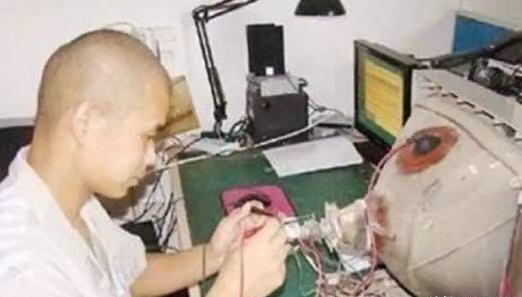 1992年，浙大高材生李红涛被警察逮捕，然而让所有人不敢相信的是，他竟然趁着警察