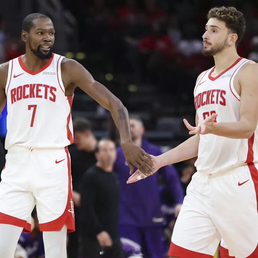 当杜兰特和申京同时在场时，火箭队每百回合净胜对手19.1分：131.9 进攻效率