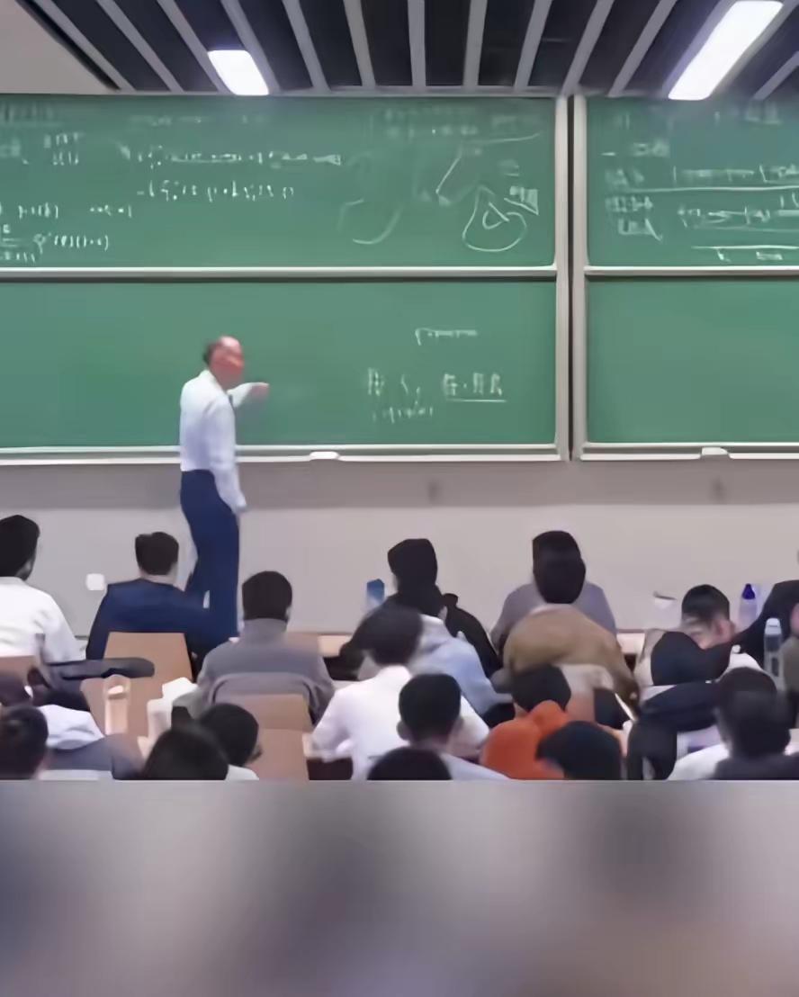 学生情绪失控扔水杯，换谁都容易当场发火，但这位老教授全程没一句重话，先稳住场面，