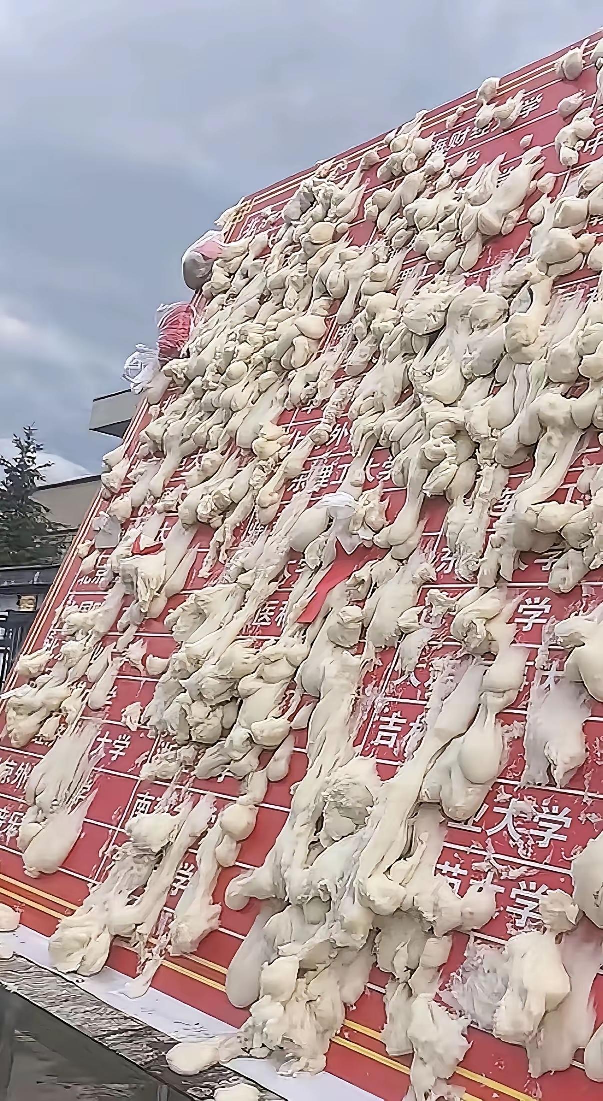 这不是馒头，是延边高考的风俗，上面的糯米打糕，寓意打高分，《打高》！
此风绝不可