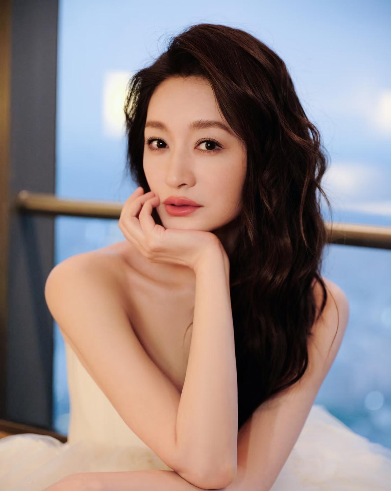 我有种预感，
李小冉以后不会再结婚了，
不是因为她放不下前夫徐佳宁，而是婚姻对她