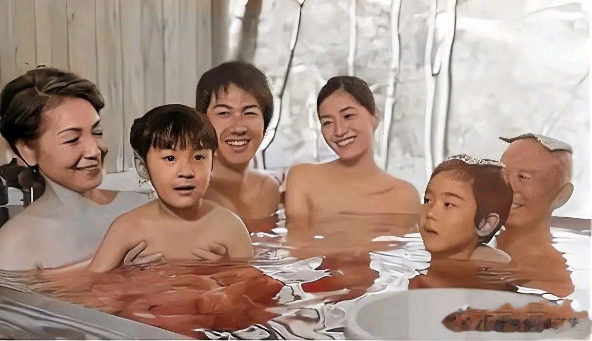 这是30年代，6名正在一起洗澡的日本人，他们是一家人，照片中，他们都裸露着身体泡