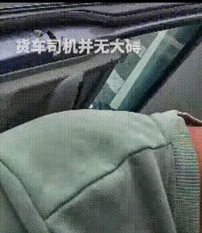 “太热血了！”安徽阜阳高速突发惊险事故，货车意外爆胎侧翻，十几万饲料倾泻一地，司