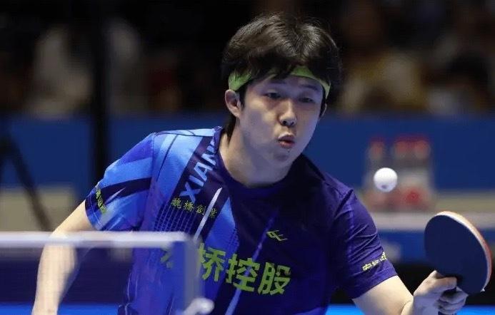 乒超男团，王楚钦遇上小将龙宇，最终3-0拿下比赛，但首局疯狂战到18-16才艰难