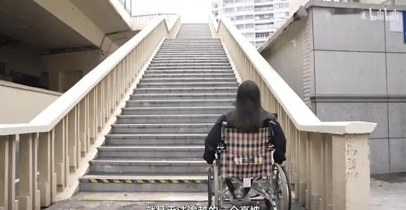 金莎坐轮椅演出，这不是敬业是内卷！谁在为此叫好？ 