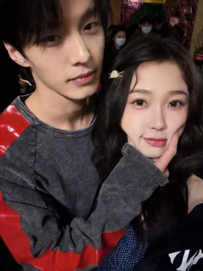 走过路过的都来看看我们双轨！！！海外热播中，同时期待两人待播剧接二搭！！
顺便宣