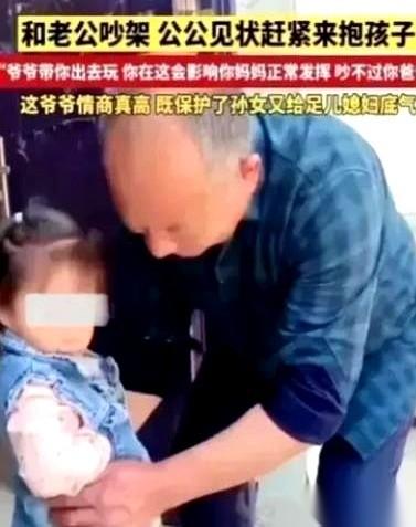 “砰”的一声，阿强把手提包重重砸在沙发上，小林手里的水杯也猛地磕在茶几上，水花溅