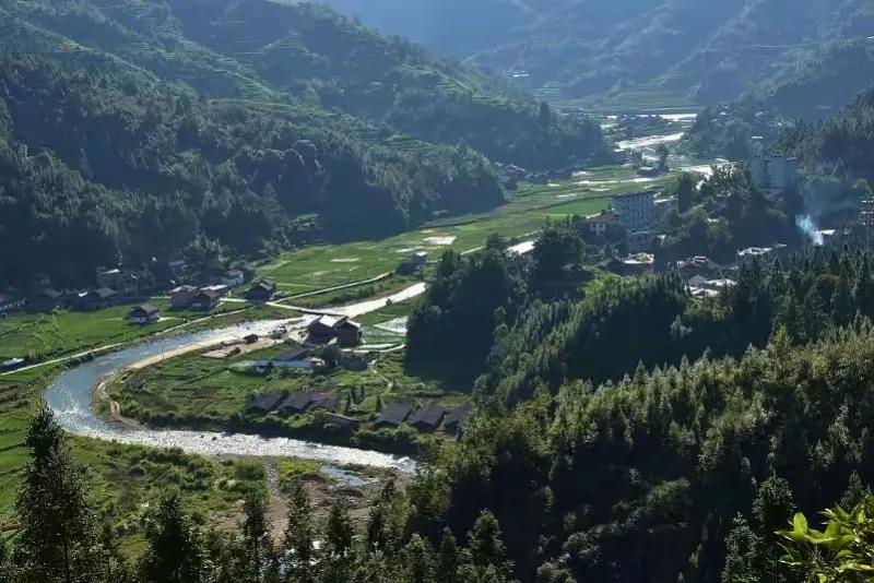 为贵州从江县翻船事故遇难的8人深感痛心。

据悉，此次事故系村民乘坐自有船只过河