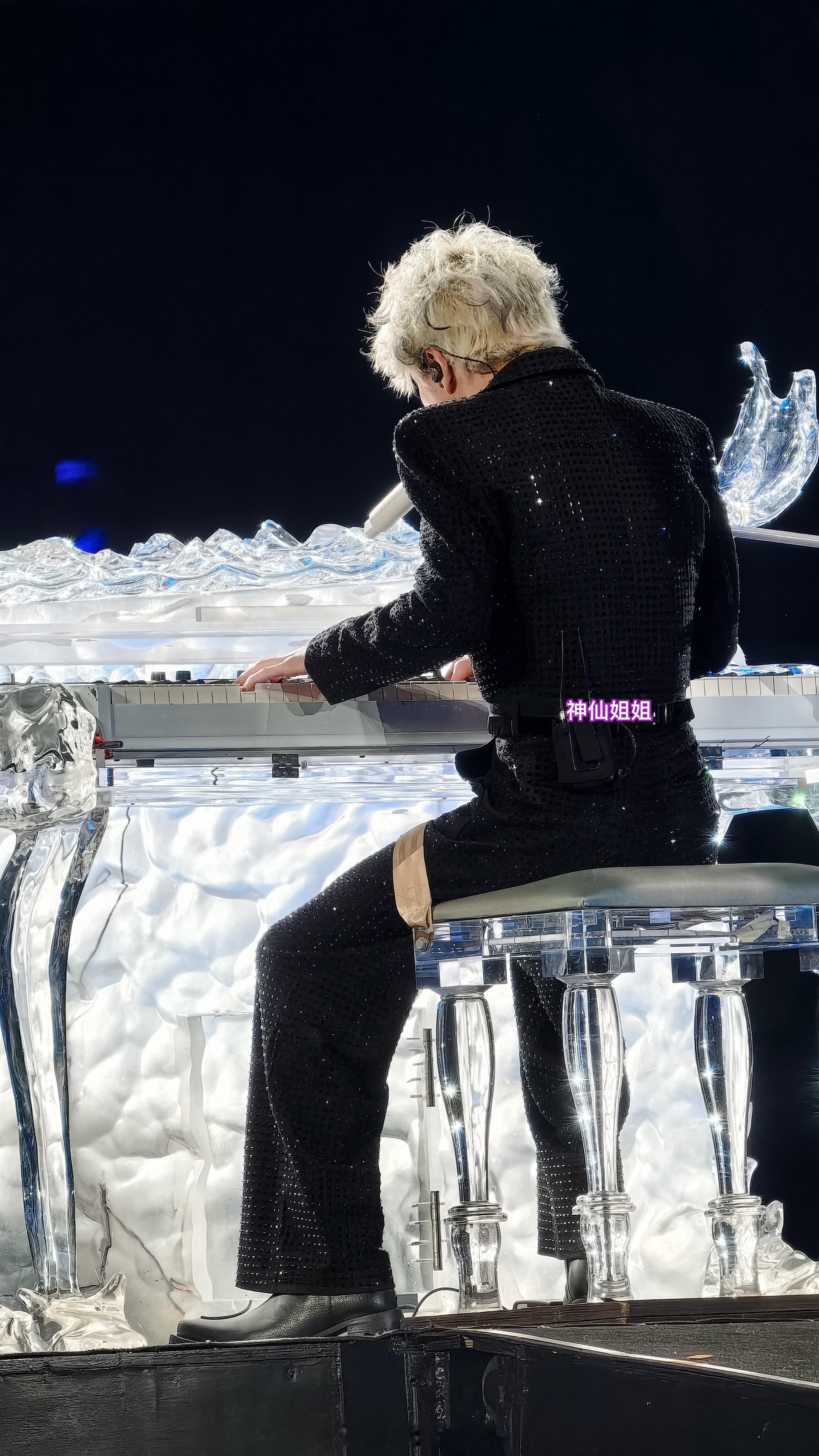 薛之谦薛之谦万兽之王巡回演唱会 2026-4-19太原，居然换了新皮肤，这套黑色