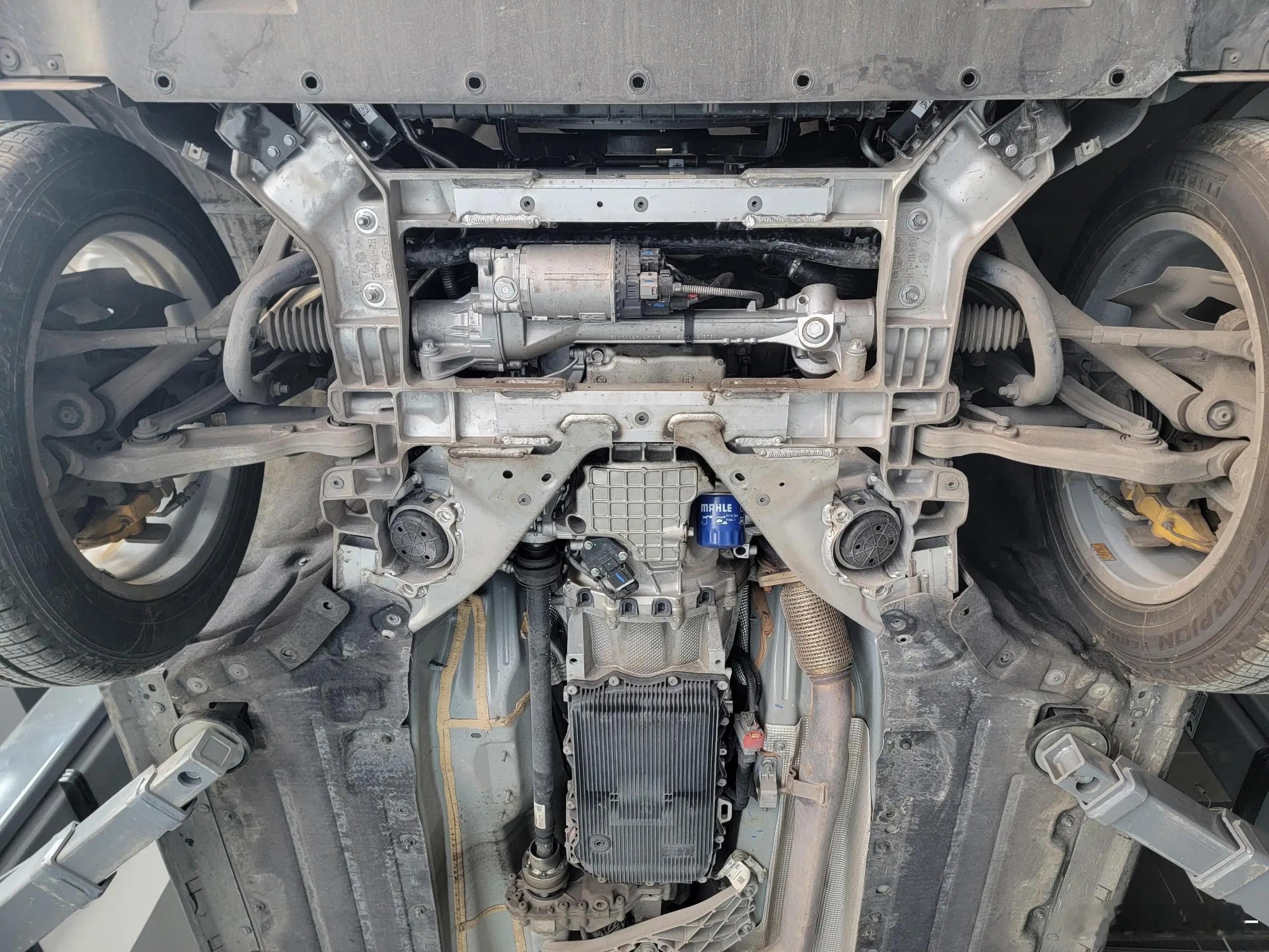 说说下摆臂解耦的另一面：图1所示，一个A臂用两个球头，解耦成两根连杆，延长线交汇