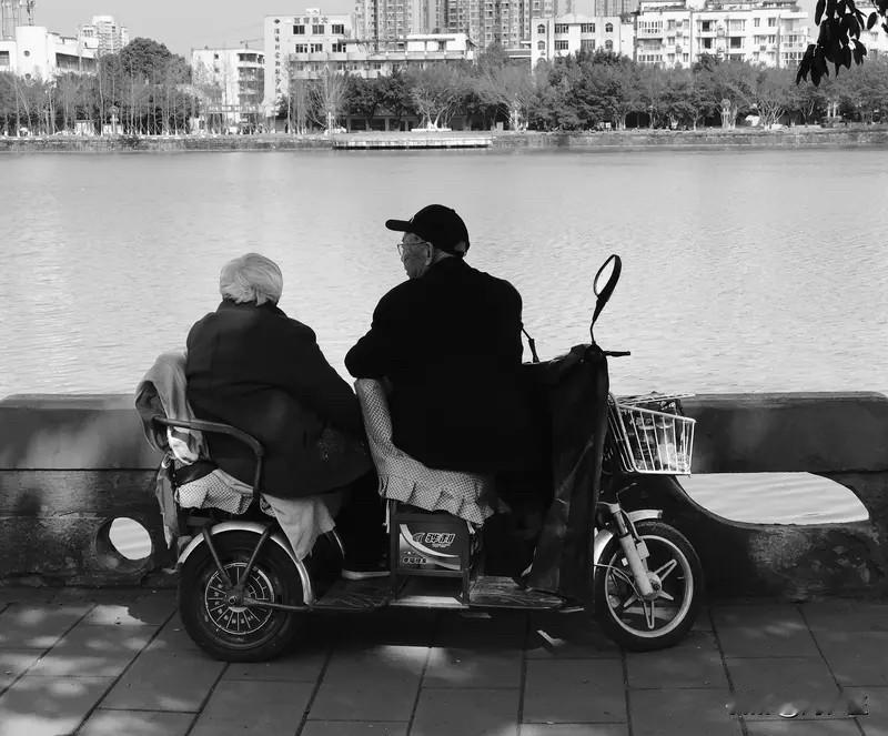 半生风雨同路，晚年烟火相守，便是人间最好的福气

人活到这个岁数，走过半生浮沉，