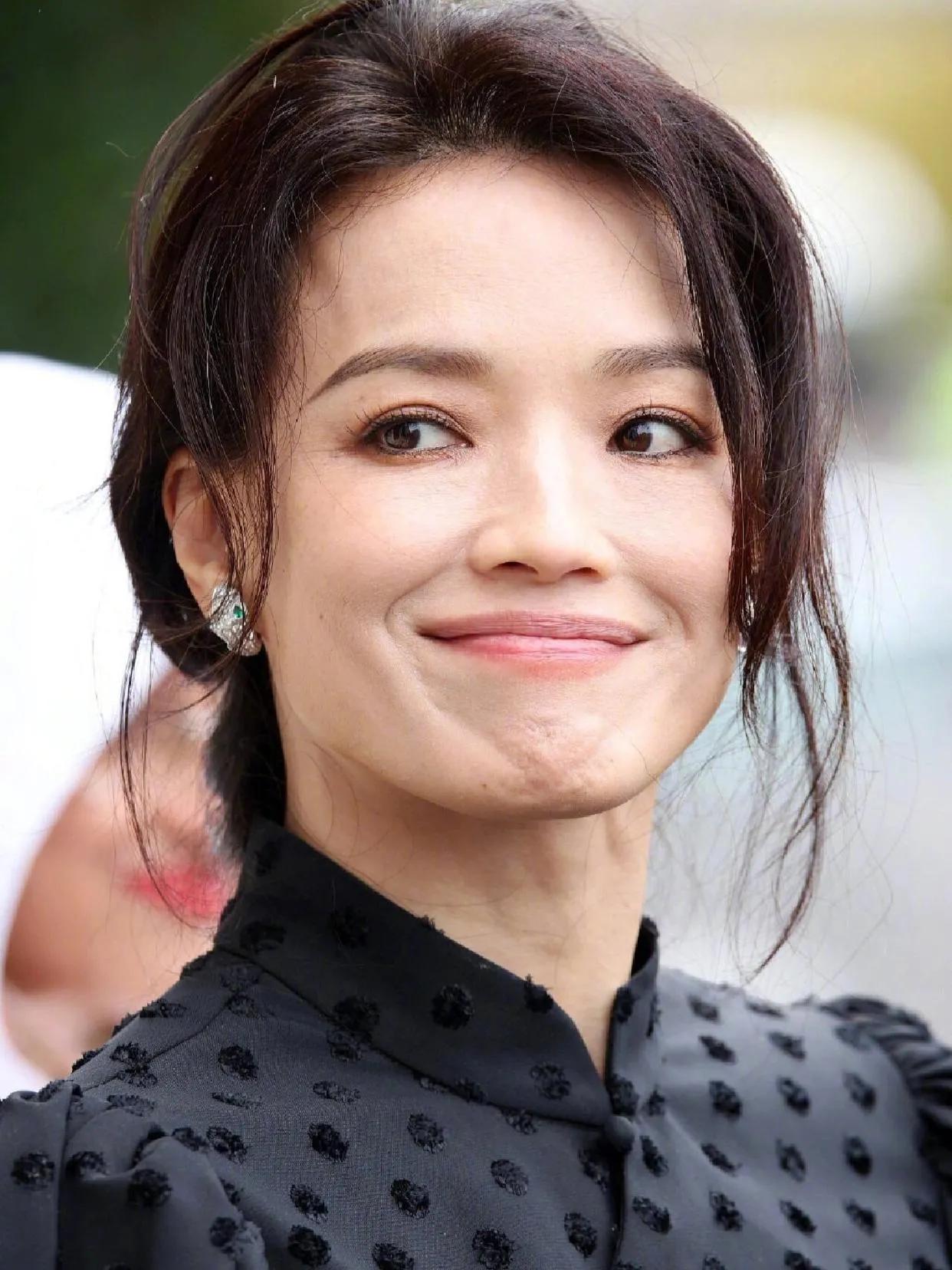舒淇是因为当了明星，各种包装，就说她漂亮有气质，如果不是明星，就是普通极普通的一