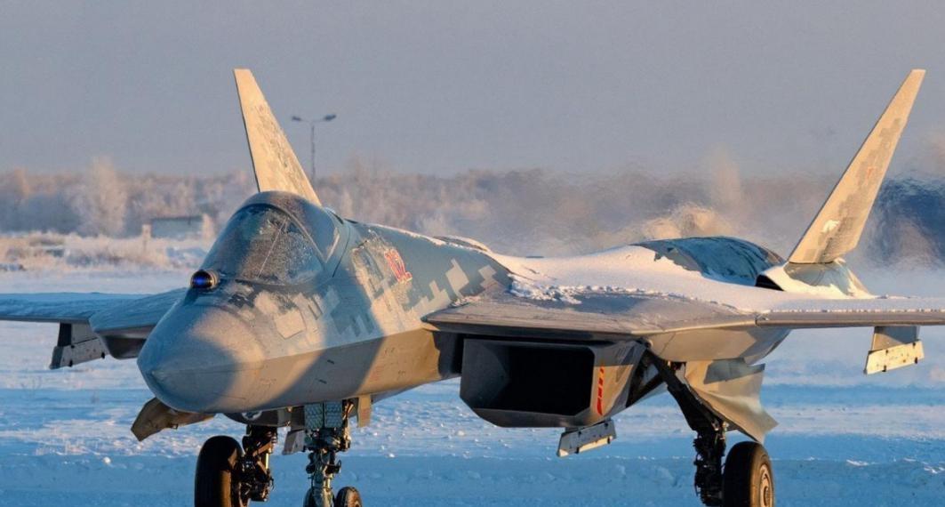 歼35AE隐身、航电、超视距占优；苏57E机动强、近距格斗狠。体系空战歼35AE