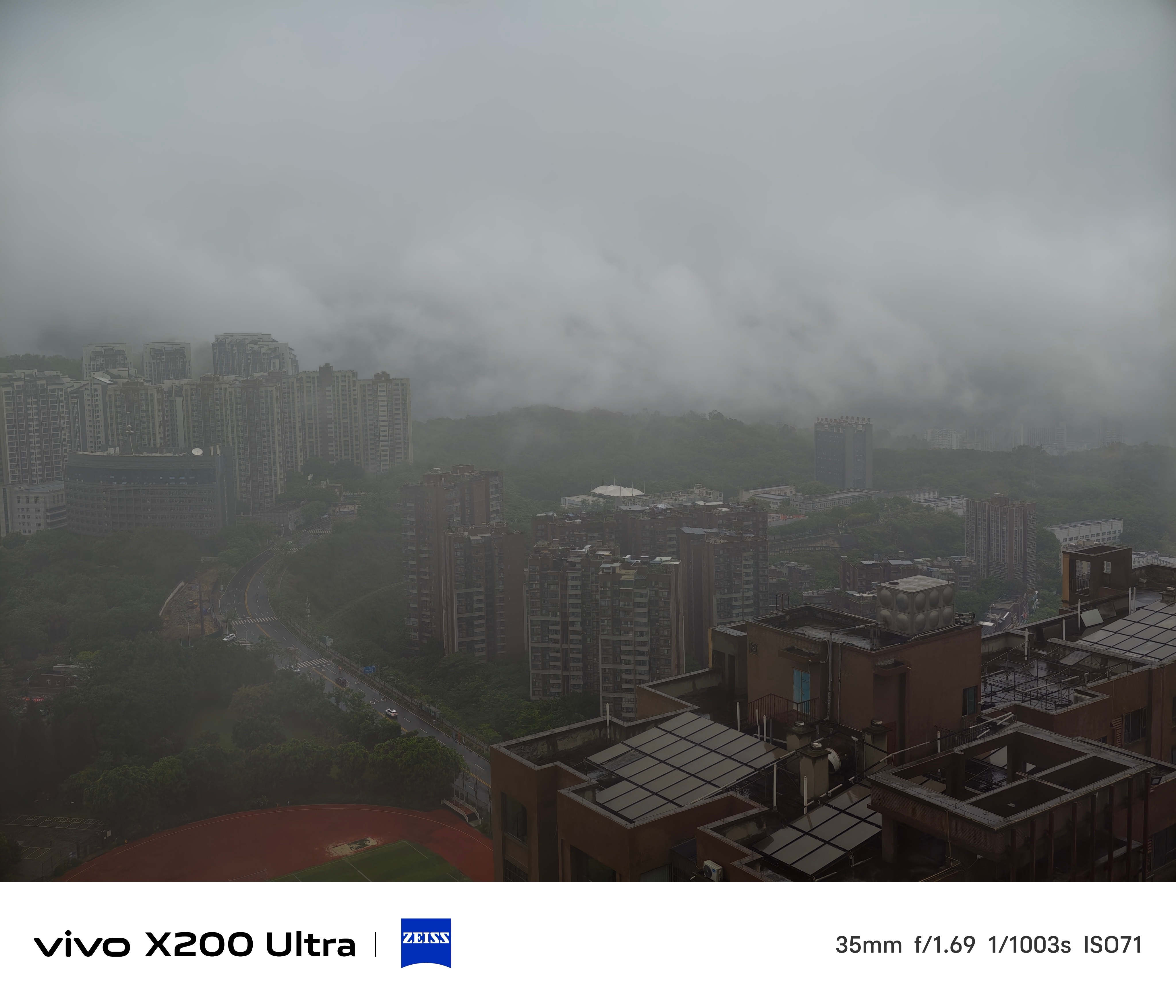 早啊宝们，又下了一夜的雨，雾超大[二哈] ​​​