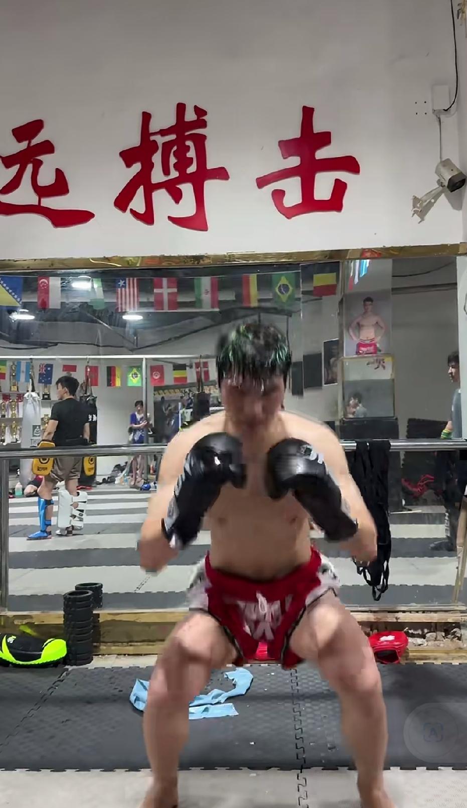 刘梦阳开启了魔鬼训练，号称搏击的铁人三项，深蹲、扫腿、俯卧撑、拳击、短跑五个项目