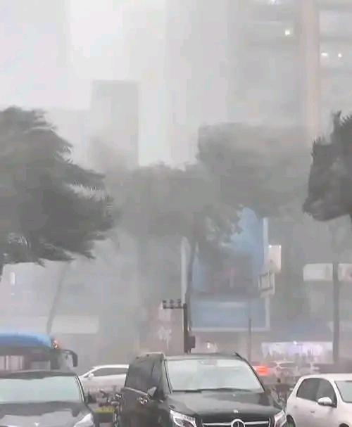 今年天气异常，还没进入主汛期，多地就阴雨连绵，水灾讯息频频传来。
同时天一晴就出