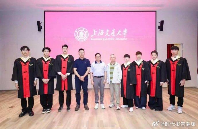 【孙颖莎王曼昱毕业】孙颖莎王曼昱穿学士服5月28日，有网友晒出身着学士服的照片。