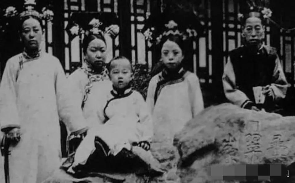都说溥仪的身体，是被胆大的宫女掏空的？他童年到底经历了什么？1909年的紫禁城，