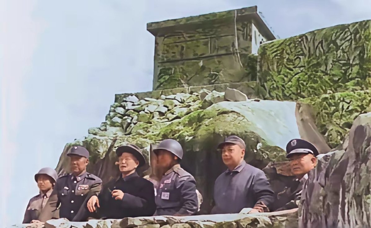 1959年，蒋介石父子在金门岛，凝视眺望大陆方向。历史