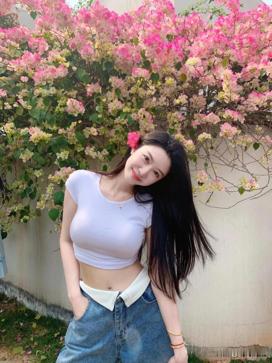 春天这一面面的花墙，看着就走不动道儿！

昨天路过小区楼下，那面蔷薇开得正盛，我