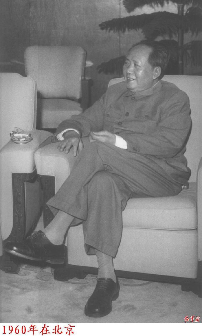 历史上的今日  1960年12月25日晚上，同部分亲属和身边工作人员聚餐，李敏、