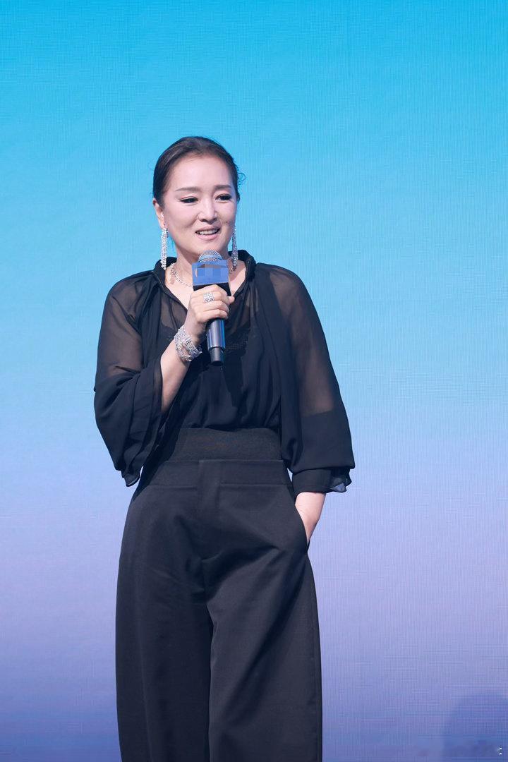 巩俐近期状态比起追求精致无瑕的外表，巩俐身上这份从容淡然的强大气场，才是长久以来