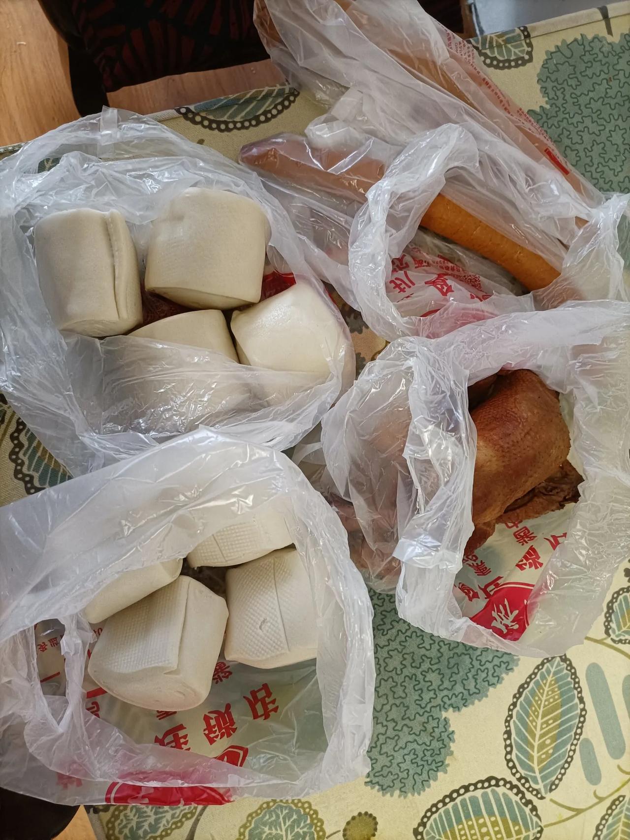 就是为了多要你的馒头
刚才和老伴去了附近的“天桥陈熟食店”，那里的熟食不仅味道好