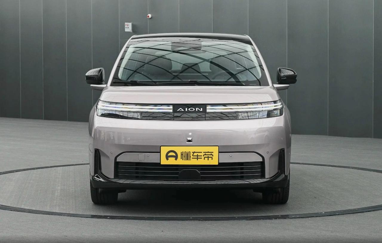 去店里摸了一圈AION N60，说说我的真心话。
这车在“堆料”和“质感”之间平